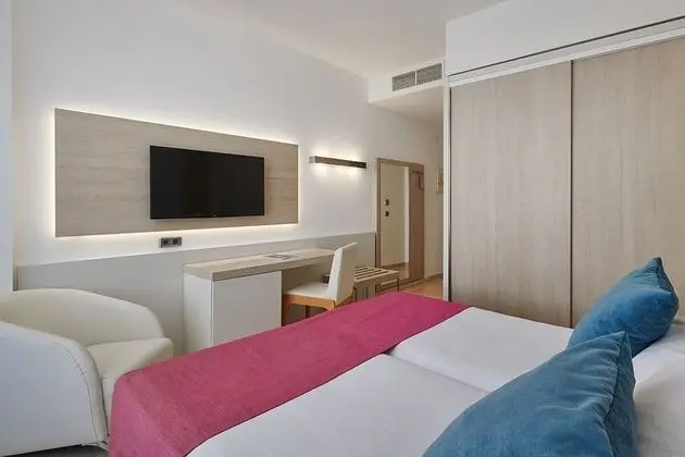 Premium Büyük Yataklı Tek Kişilik Oda, Balkon, Kısmi Deniz Manzaralı