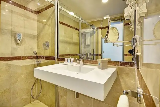 Premium Tek Büyük Yataklı Oda, Balkon, Kısmi Deniz Manzaralı