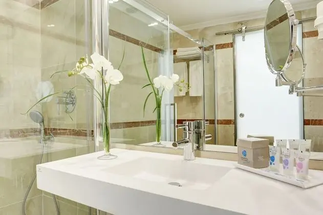 Premium Tek Büyük Yataklı Oda, Balkon, Kısmi Deniz Manzaralı