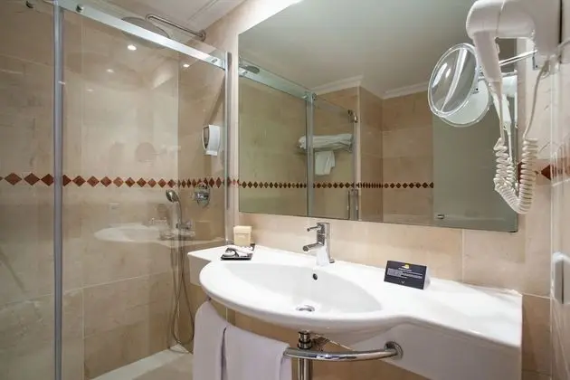 Tek Büyük Yataklı Oda, Balkon, Dağ Manzaralı