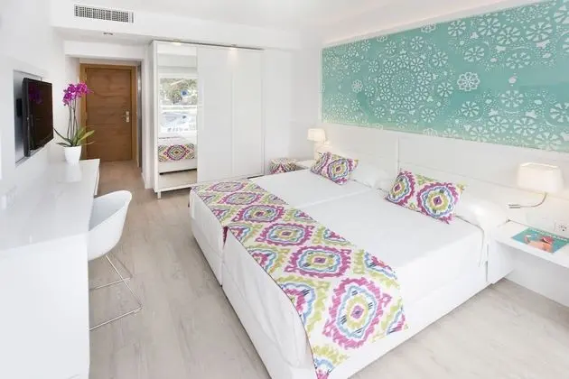 Tek Büyük Yataklı Oda, Balkon, Kısmi Deniz Manzaralı