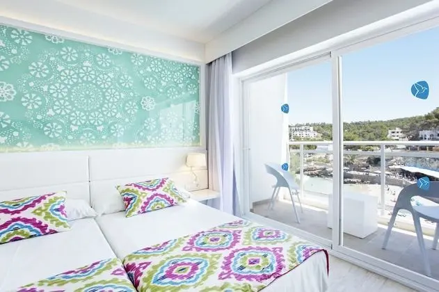 Tek Büyük Yataklı Oda, Balkon, Kısmi Deniz Manzaralı