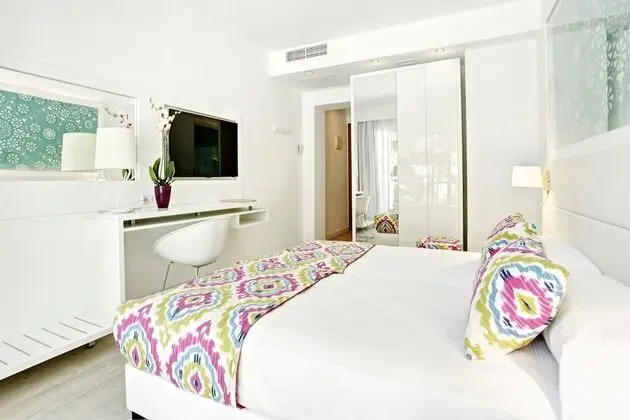 Tek Büyük Yataklı Oda, Balkon, Kısmi Deniz Manzaralı