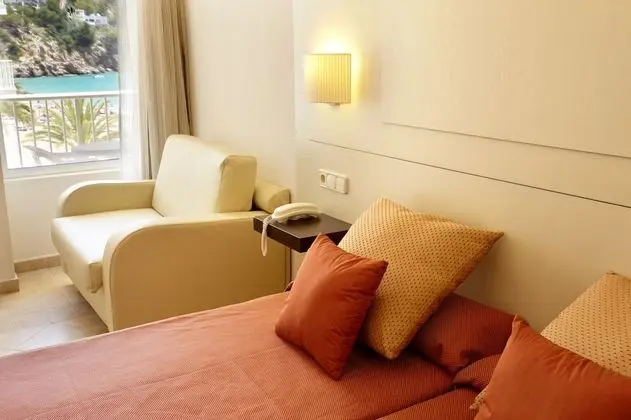 Tek Büyük Yataklı Oda, Balkon, Kısmi Deniz Manzaralı (2 adults)