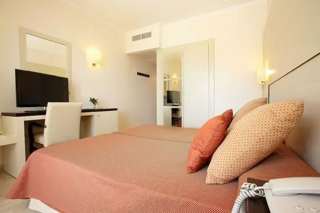 Tek Büyük Yataklı Oda, Balkon, Kısmi Deniz Manzaralı (2 adults)