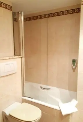 Tek Büyük Yataklı Oda, Balkon, Kısmi Deniz Manzaralı (2 adults)