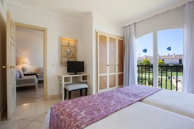 Süit, Balkon, Havuz Manzaralı (2 adults + 1 child)