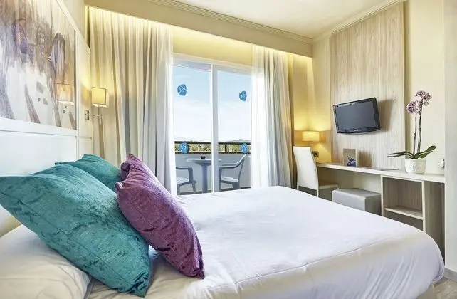 Tek Büyük Yataklı Oda, Balkon, Kısmi Deniz Manzaralı