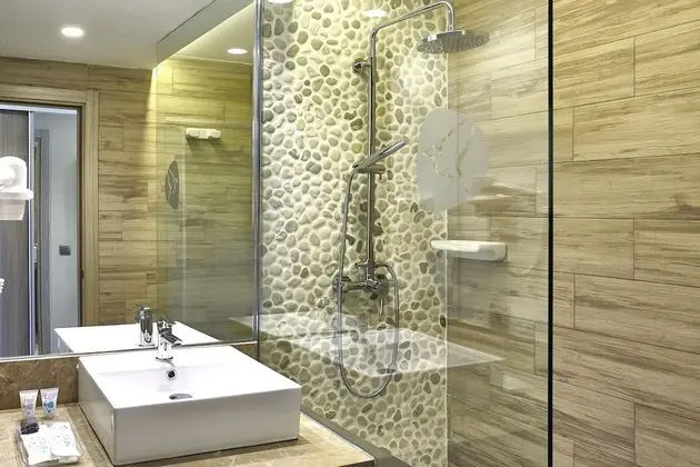 Tek Büyük Yataklı Oda, Balkon, Kısmi Deniz Manzaralı