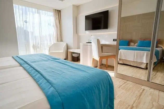 Tek Büyük Yataklı Oda, Havuz Manzaralı (2 Adults)