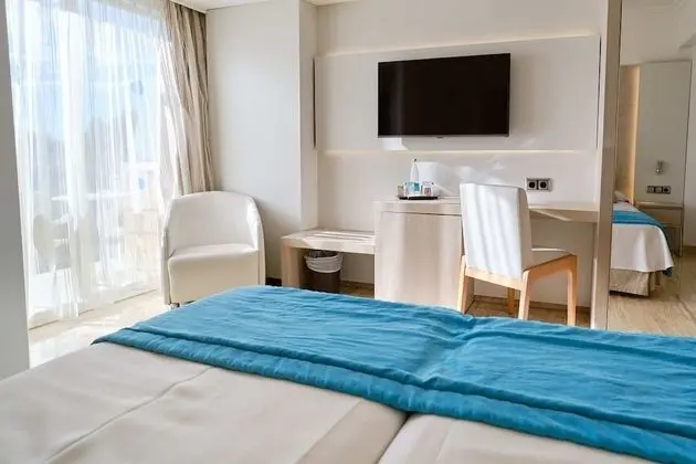 Tek Büyük Yataklı Oda, Havuz Manzaralı (2 Adults)