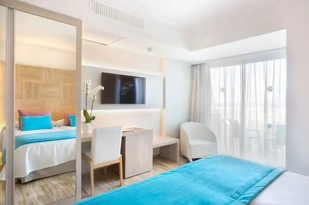 Tek Büyük Yataklı Oda, Kısmi Deniz Manzaralı (2 Adults)
