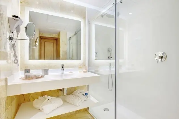 Premium Tek Büyük Yataklı Oda, Balkon (2 adults and 1 child)