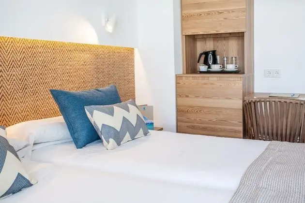 Tek Büyük Yataklı Oda, Balkon, Kısmi Deniz Manzaralı
