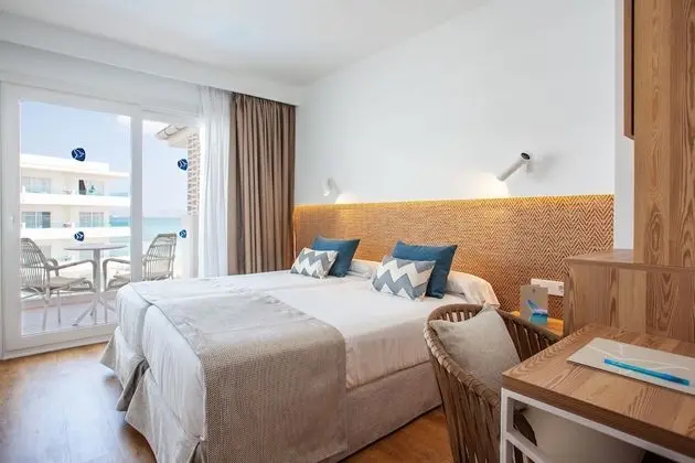 Tek Büyük Yataklı Oda, Balkon, Kısmi Deniz Manzaralı