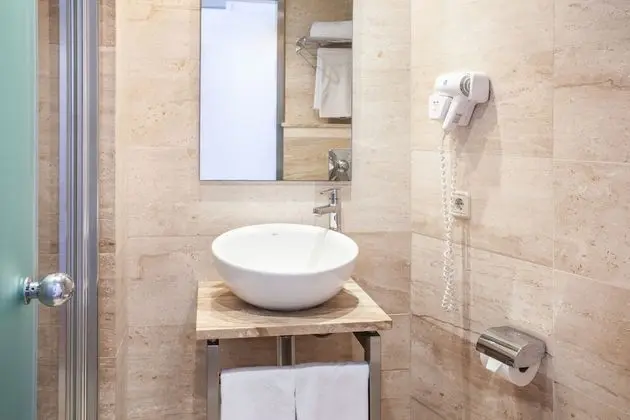 Tek Büyük Yataklı Oda, Balkon, Kısmi Deniz Manzaralı