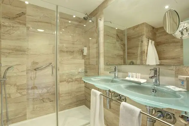 Tek Büyük Yataklı Oda, Balkon, Deniz Manzaralı