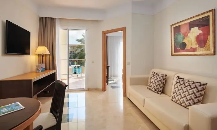 Süit, Balkon, Havuz Manzaralı