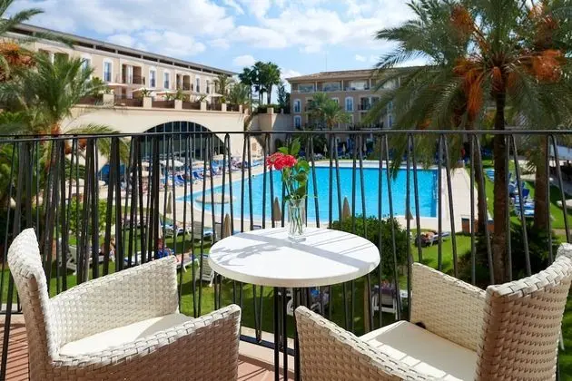 Süit, Balkon, Havuz Manzaralı