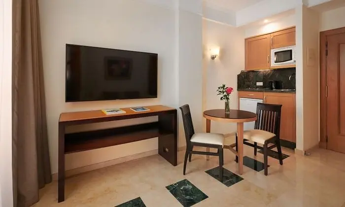 Süit, Balkon, Havuz Manzaralı