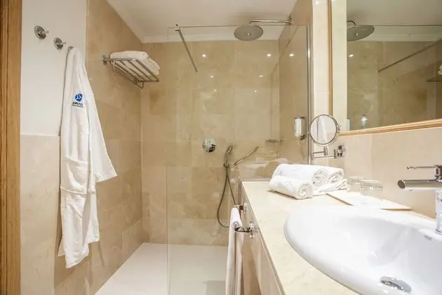 Süit, Balkon, Havuz Manzaralı