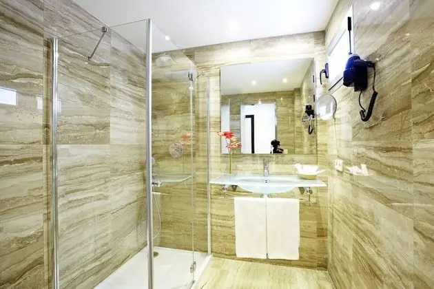 Tek Büyük Yataklı Oda, Balkon, Deniz Manzaralı