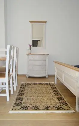 Apart Daire, 1 Büyük (Queen) Boy Yatak (White&Blue)