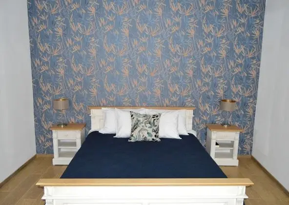 Apart Daire, 1 Büyük (Queen) Boy Yatak (White&Blue)