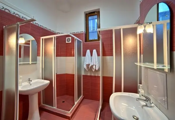Dört Kişilik Oda, Ortak Banyo