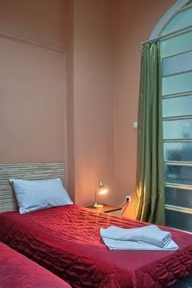 İki Ayrı Yataklı Oda, Ortak Banyo