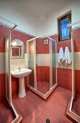 İki Ayrı Yataklı Oda, Ortak Banyo