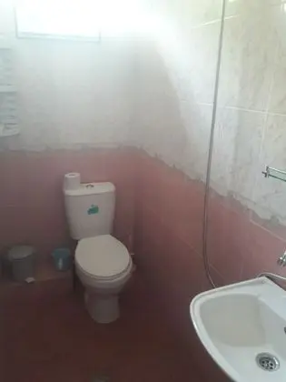İki Ayrı Yataklı Oda, Ortak Banyo