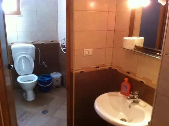 Üç Kişilik Oda, Ortak Banyo
