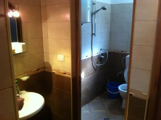Üç Kişilik Oda, Ortak Banyo