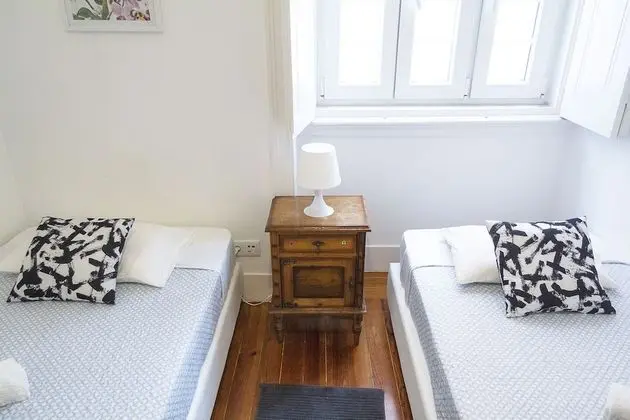 İki Ayrı Yataklı Oda, Ortak Banyo