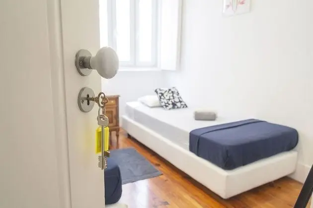 İki Ayrı Yataklı Oda, Ortak Banyo