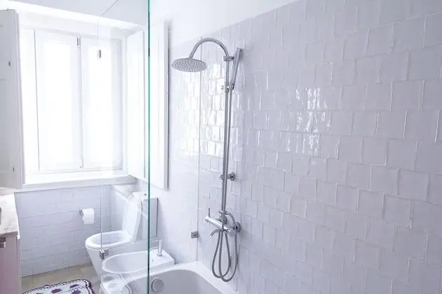 Üç Kişilik Oda, Ortak Banyo