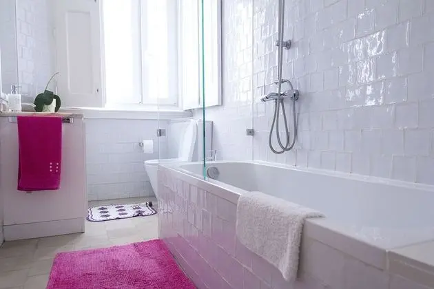 Üç Kişilik Oda, Ortak Banyo