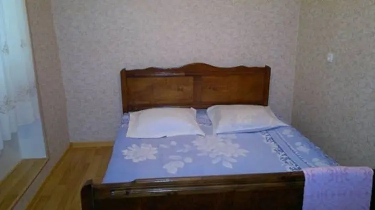 Tek Büyük Yataklı Oda, Avlu