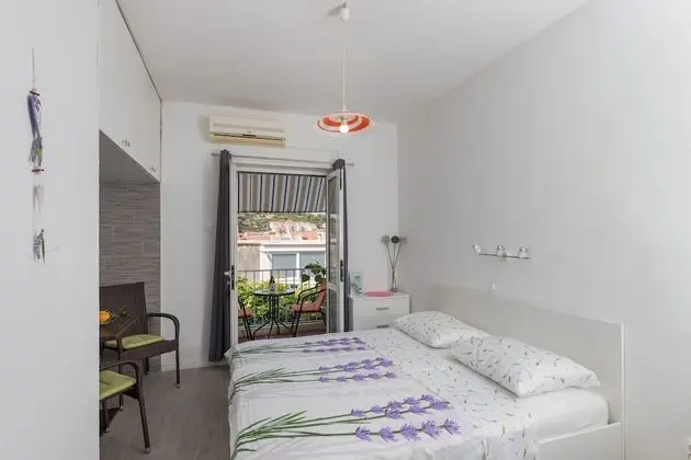 Tek Büyük Yataklı Oda (Double Room with Shared Bathroom)