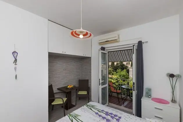 Tek Büyük Yataklı Oda (Double Room with Shared Bathroom)