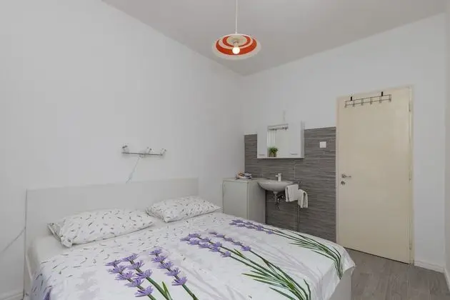 Tek Büyük Yataklı Oda (Double Room with Shared Bathroom)