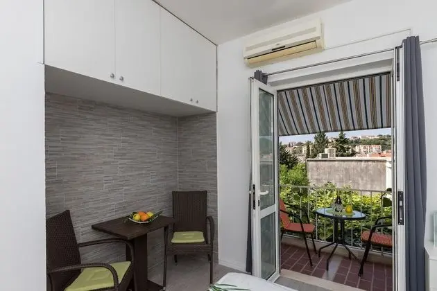 Tek Büyük Yataklı Oda (Double Room with Shared Bathroom)