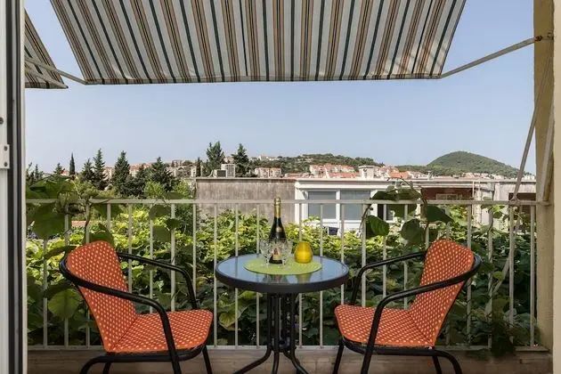 Tek Büyük Yataklı Oda (Double Room with Shared Bathroom)