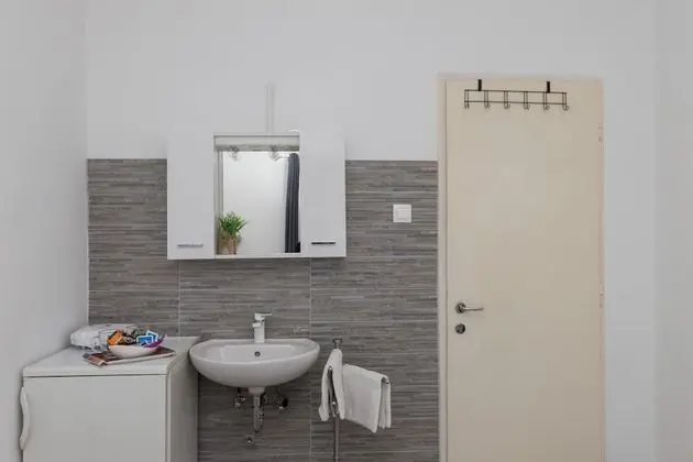 Tek Büyük Yataklı Oda (Double Room with Shared Bathroom)