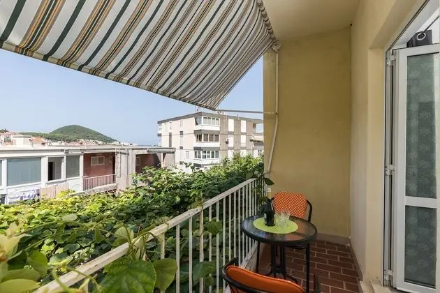 Tek Büyük Yataklı Oda (Double Room with Shared Bathroom)