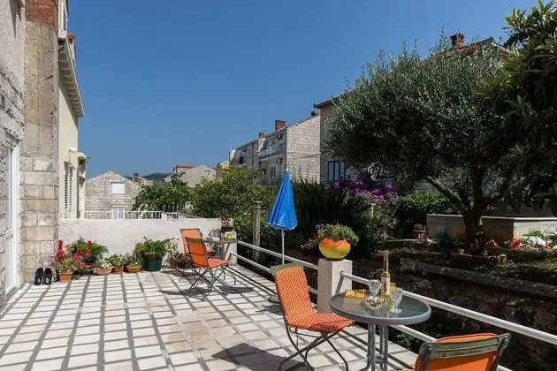 Tek Kişilik Oda (Single Room with Shared Bathroom)