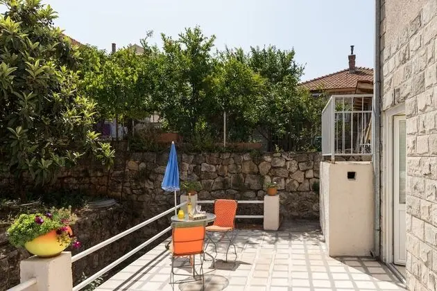 Tek Kişilik Oda (Single Room with Shared Bathroom)