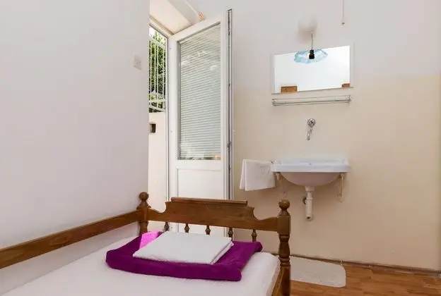 Tek Kişilik Oda (Single Room with Shared Bathroom no2)