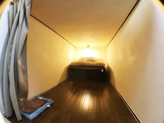 Oda, Sadece erkekler için (Capsule bed, Upper)